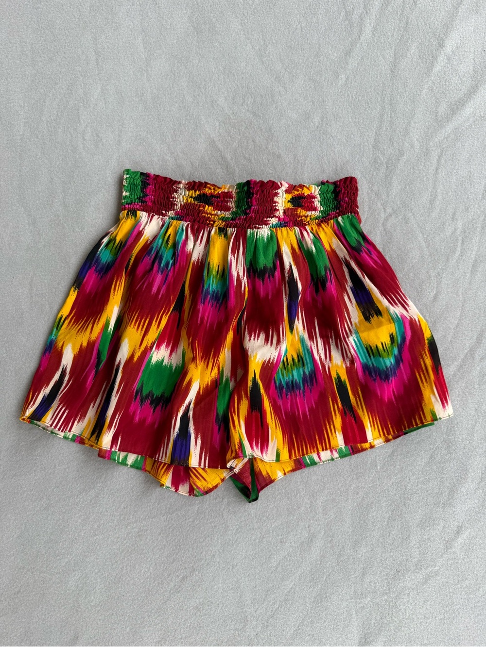 Alice + Olivia Ikat Tribal Wave Print Silk Shorts XS Smoked Waistband Colorfull